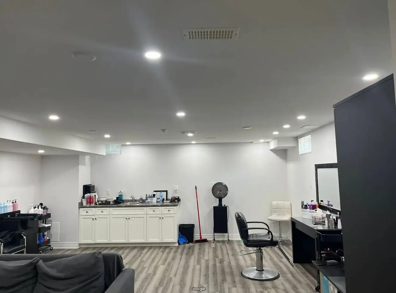Modern barbershop ceiling with recessed pot lights installation